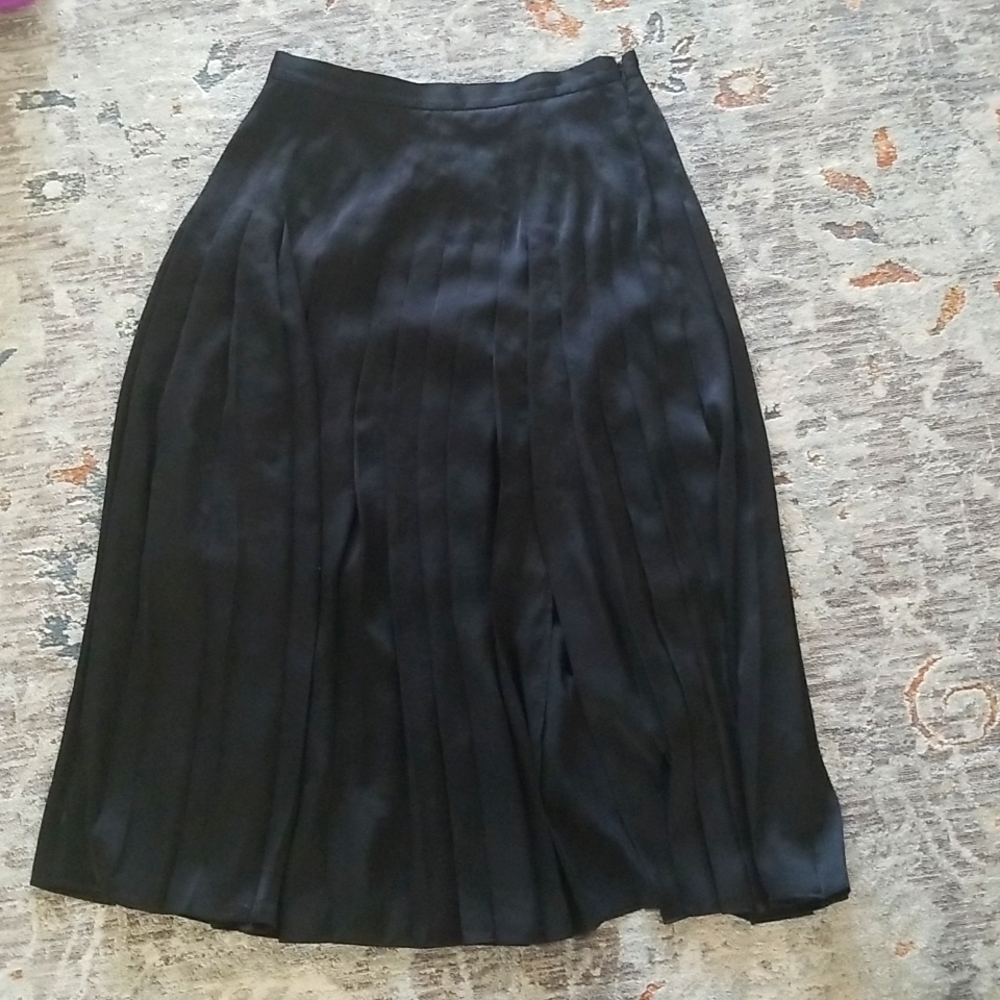 Aritzia pleated midi skirt black 10